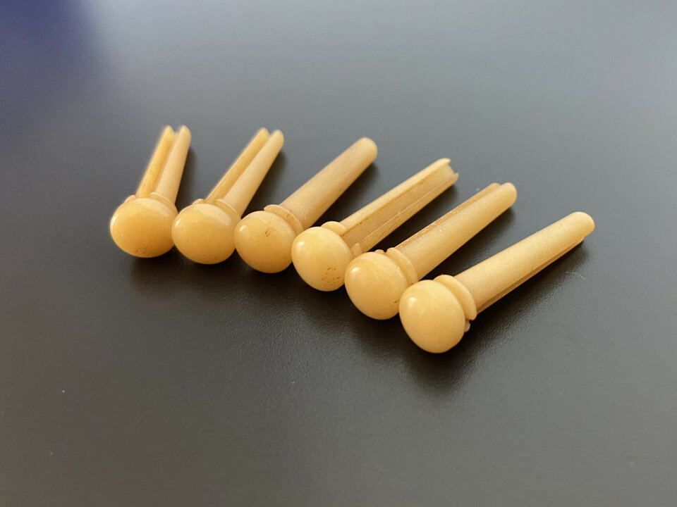 Pins de guitarra folk de hueso de camello envejecido