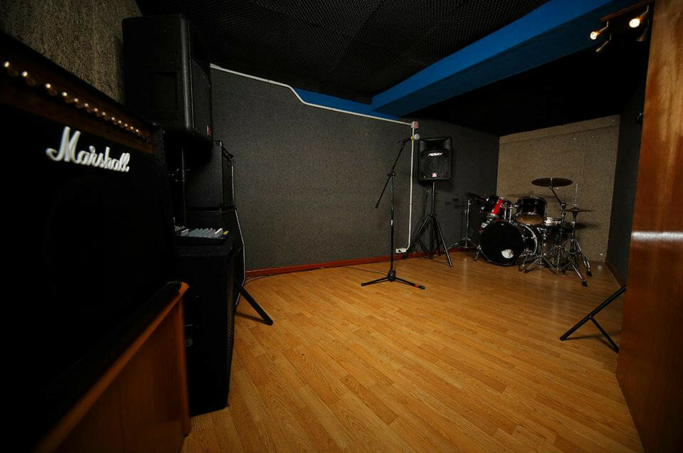 Se vende local preparado como estudio de grabación y sala de ensayo en Vigo