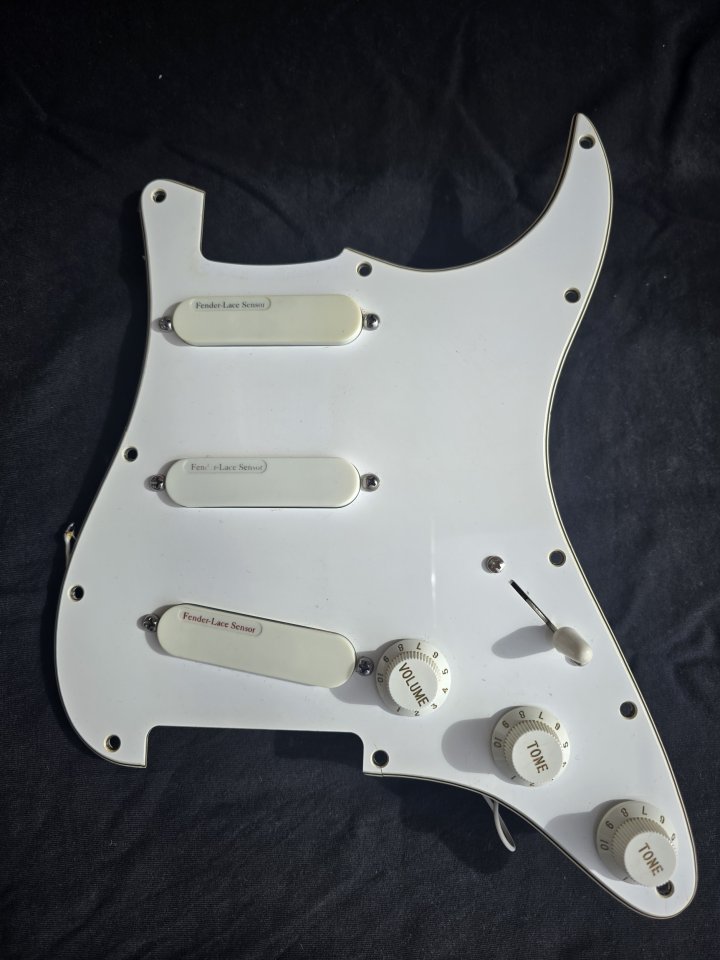 Golpeador completo Fender Stratocaster Plus Deluxe años 90, USA Lace Sensor