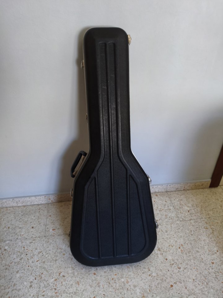 Funda rígida guitarra eléctrica de segunda mano · Foto 1 de 4 · Sevilla · 50 €