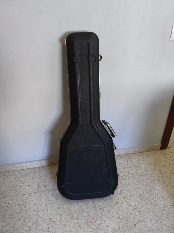 Funda rígida guitarra eléctrica de segunda mano · Foto 2 de 4 · Sevilla · 50 €