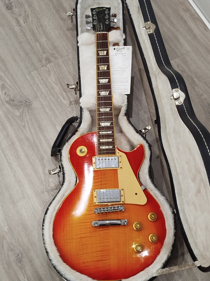 Gibson les paul standard/Gibson sg standard/Ibanez AZ2402 de segunda mano · Foto 2 de 8 · A Coruña · 3500 €