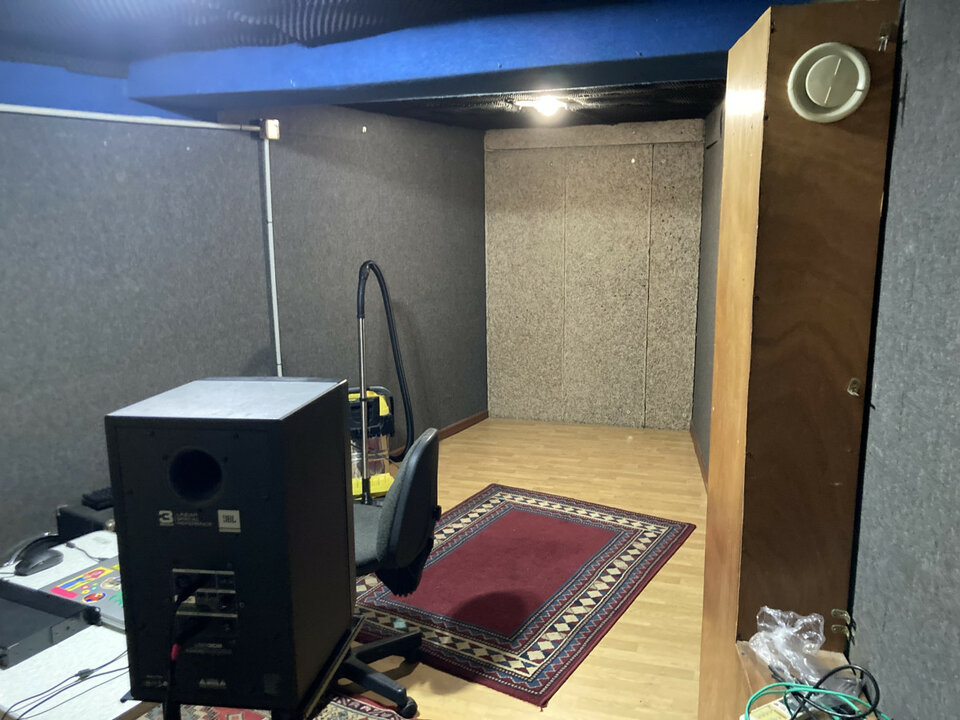 Se vende local preparado como estudio de grabación y sala de ensayo en Vigo