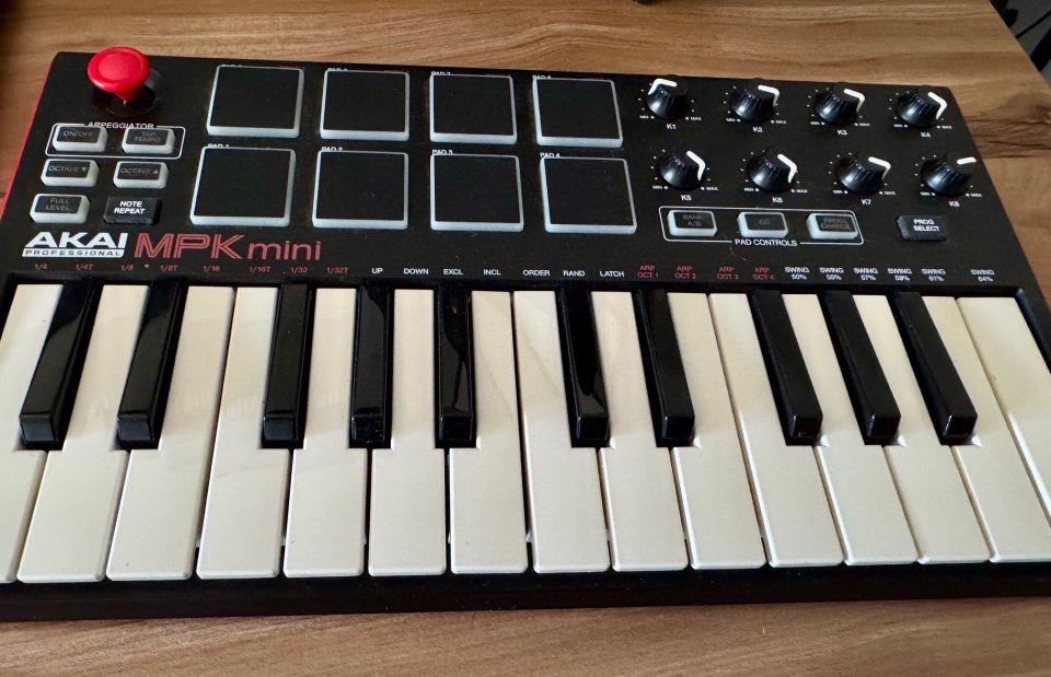 Teclado akai mpk mini de segunda mano · Foto 1 de 3 · Valladolid · 50 €
