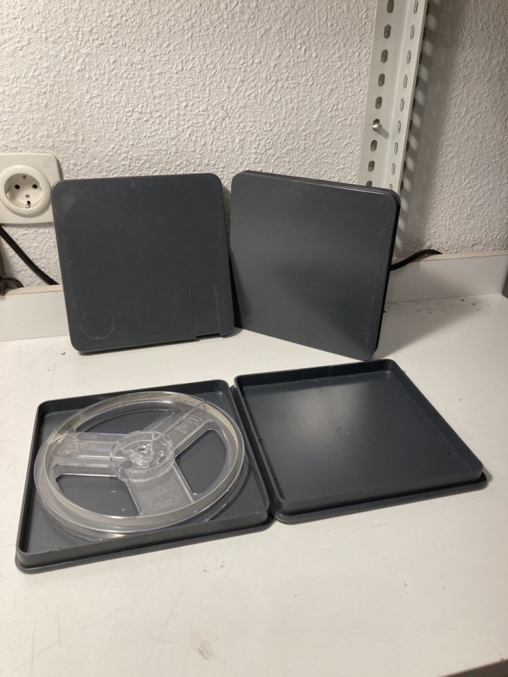 Cajas y bobinas de cinta grandes (24 unidades) de segunda mano · Madrid · 75 €