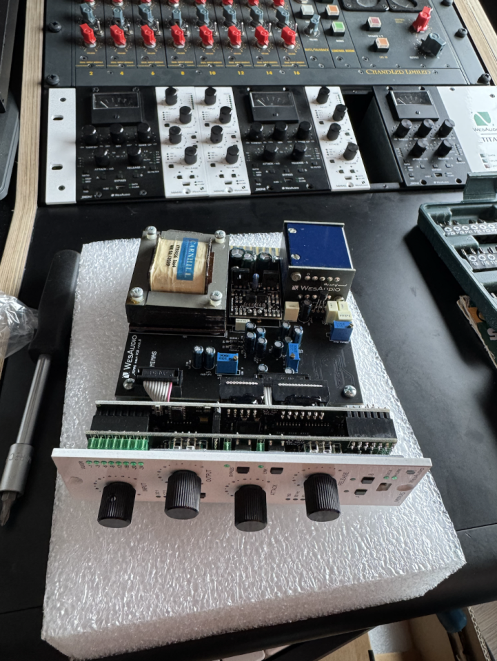 WesAudio _titan (Rack para serie 500)