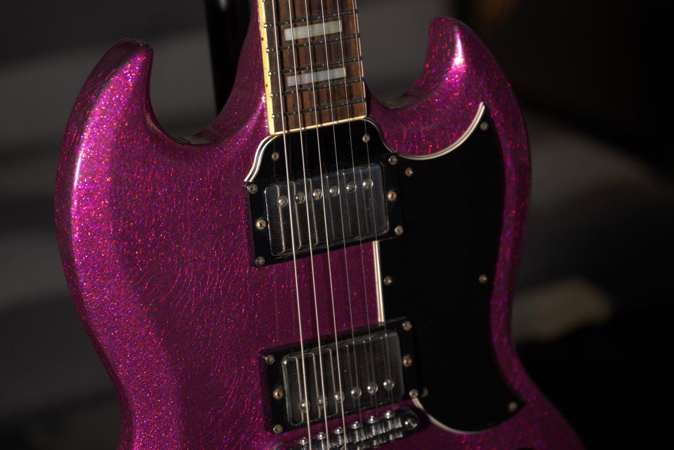 Greco SG-600 de 1976 repintada en nitro sparkle fucsia horteramolón de segunda mano · Foto 2 de 9 · Madrid · 1200 €