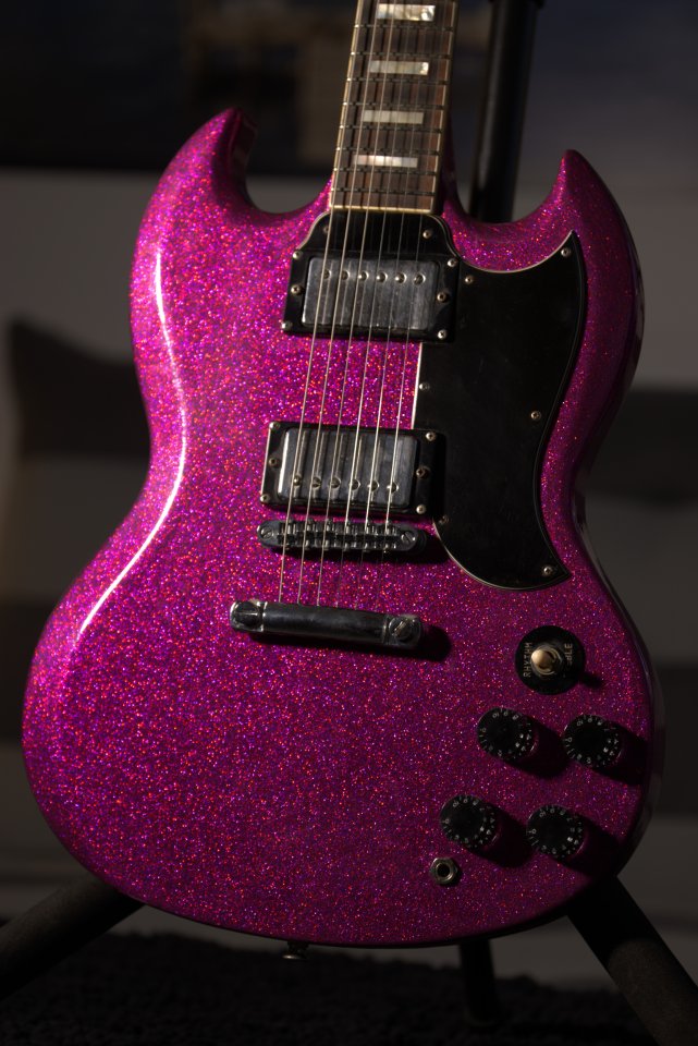 Greco SG-600 de 1976 repintada en nitro sparkle fucsia horteramolón de segunda mano · Foto 3 de 9 · Madrid · 1200 €