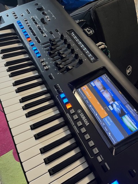 Teclado Profesional Yamaha GENOS