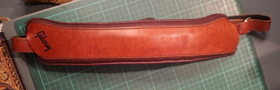 Correa Gibson acolchada de cuero para bajo/guitarra