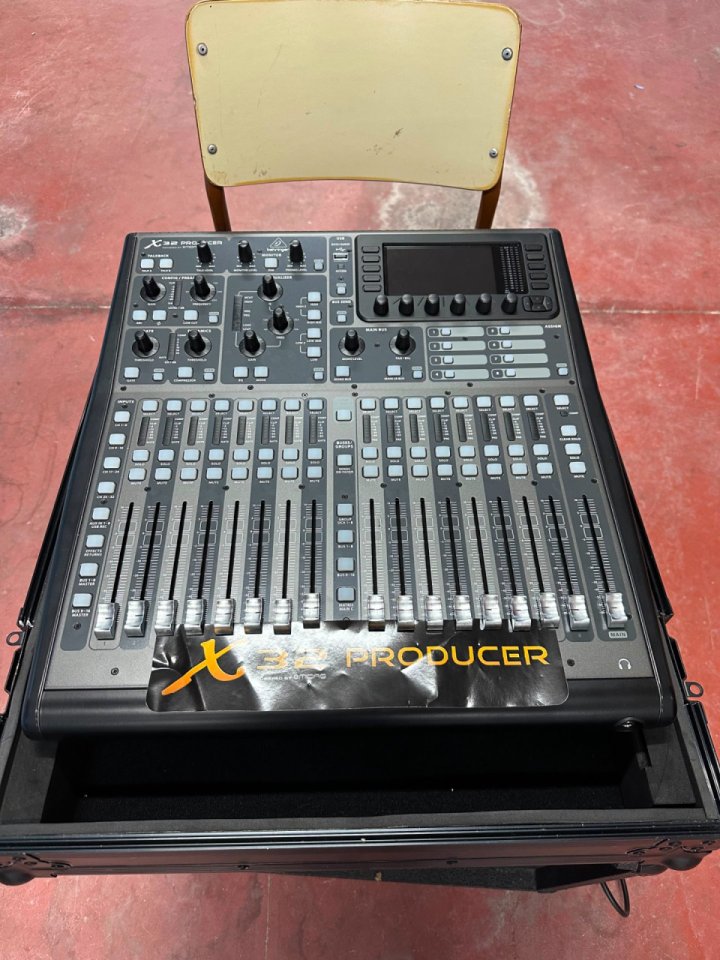 Mesa Behringuer x32 producer de segunda mano · Foto 1 de 6 · Murcia · 1000 €