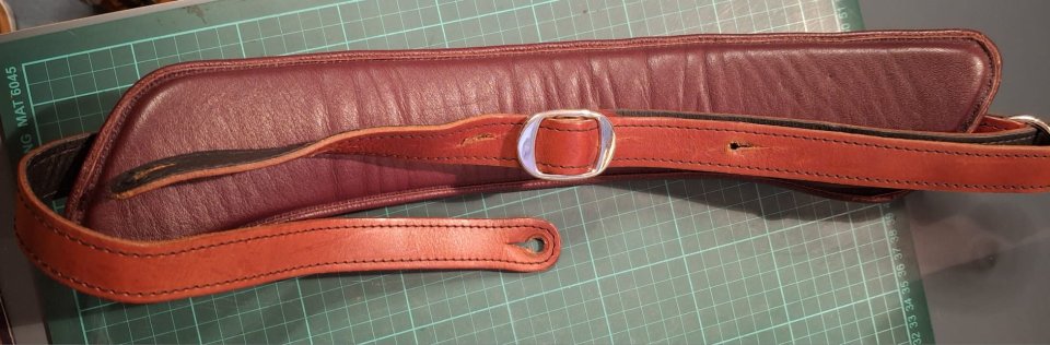 Correa Gibson acolchada de cuero para bajo/guitarra