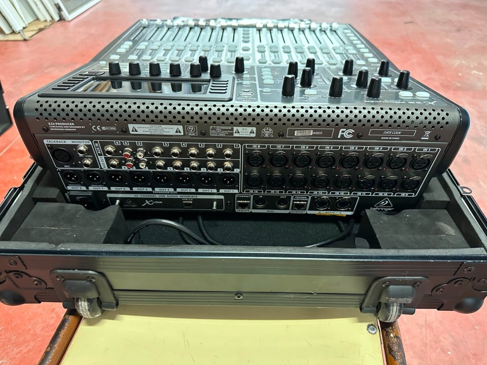 Mesa Behringuer x32 producer de segunda mano · Foto 2 de 6 · Murcia · 1000 €