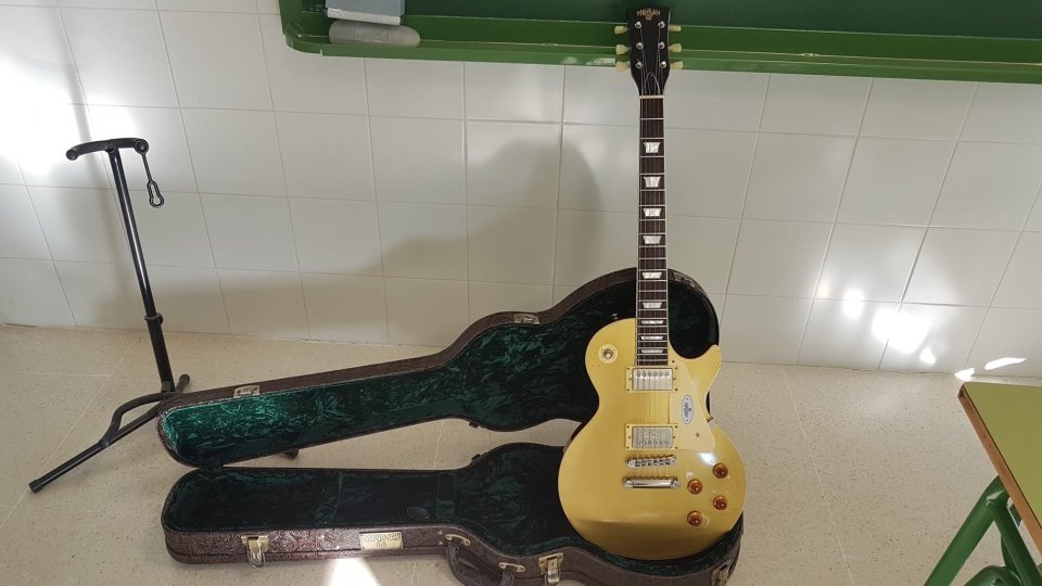 Cambio Fender Stratocaster SRV 92´, o Maybach Lester Gold Top de segunda mano · Foto 2 de 3 · Madrid
