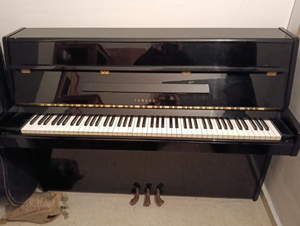 PIANO YAMAHA M1J de PARED