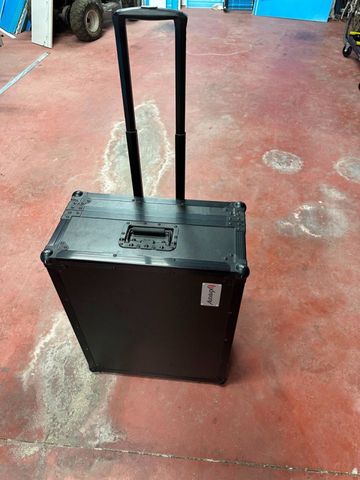Mesa Behringuer x32 producer de segunda mano · Foto 3 de 6 · Murcia · 1000 €