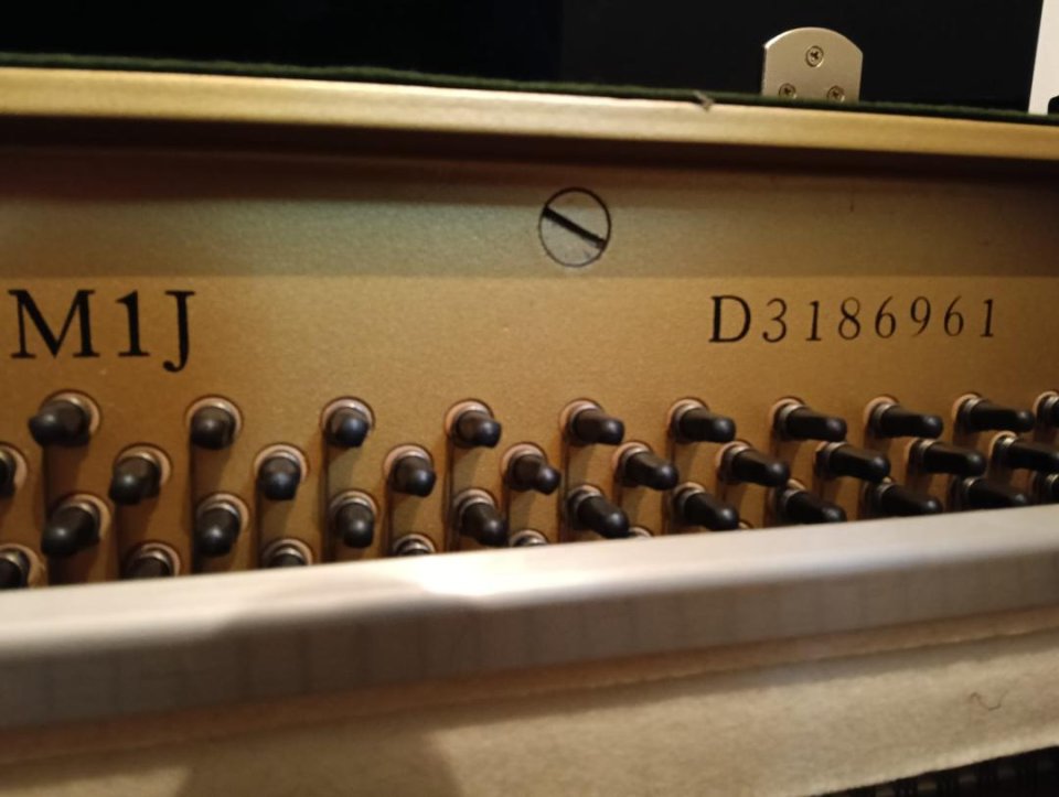 PIANO YAMAHA M1J de PARED