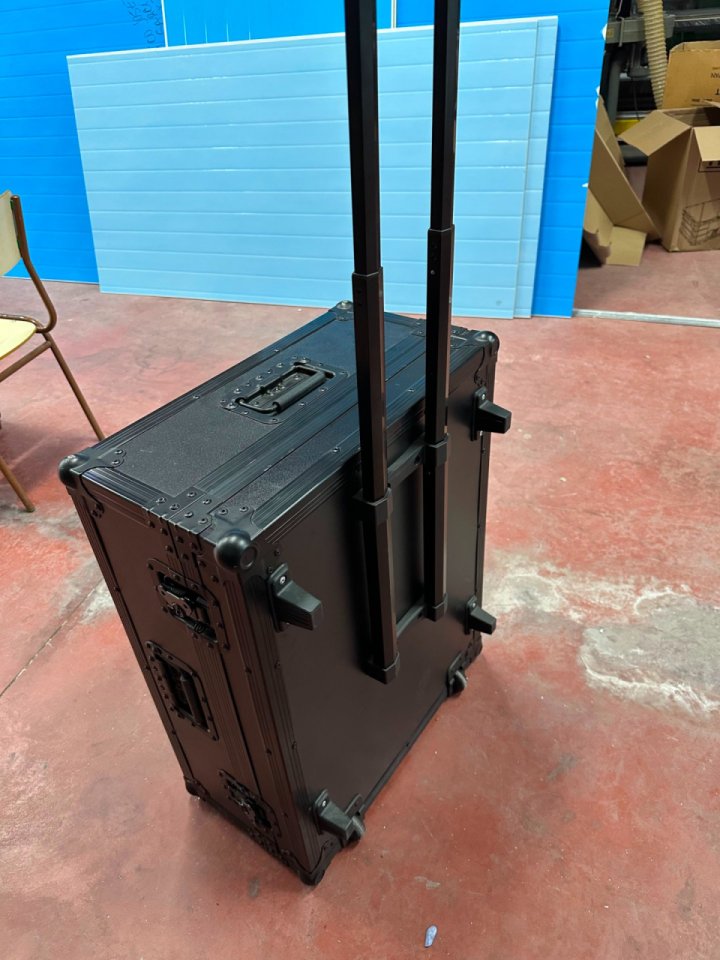 Mesa Behringuer x32 producer de segunda mano · Foto 4 de 6 · Murcia · 1000 €