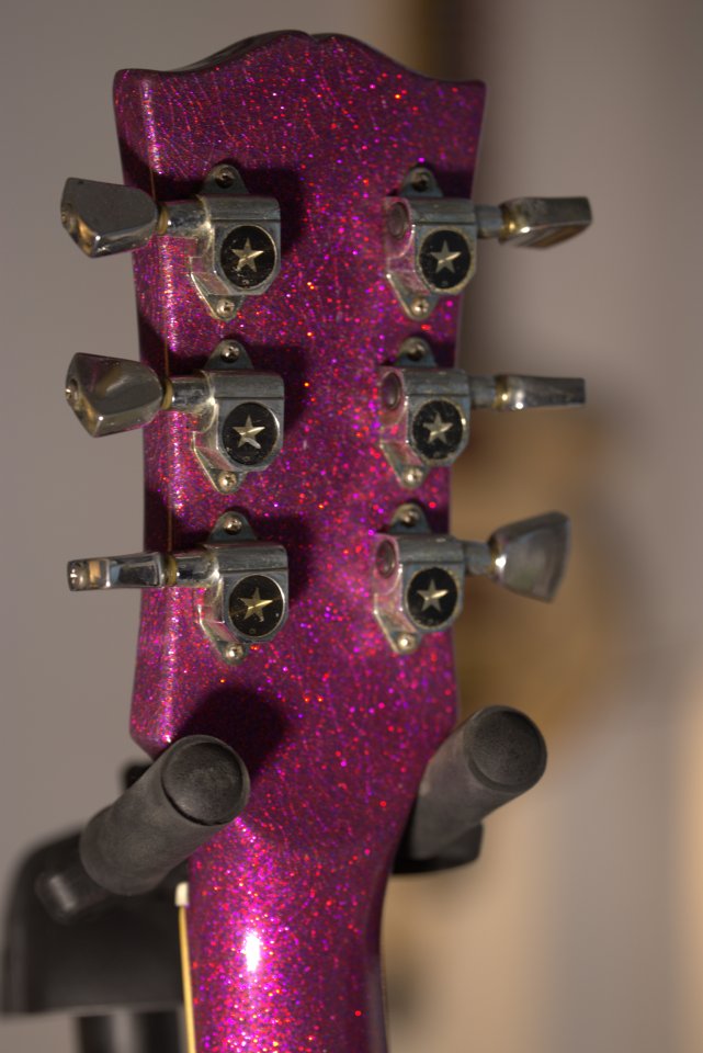 Greco SG-600 de 1976 repintada en nitro sparkle fucsia horteramolón de segunda mano · Foto 8 de 9 · Madrid · 1200 €