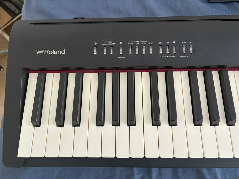 Roland FP30 (piano de escenario)