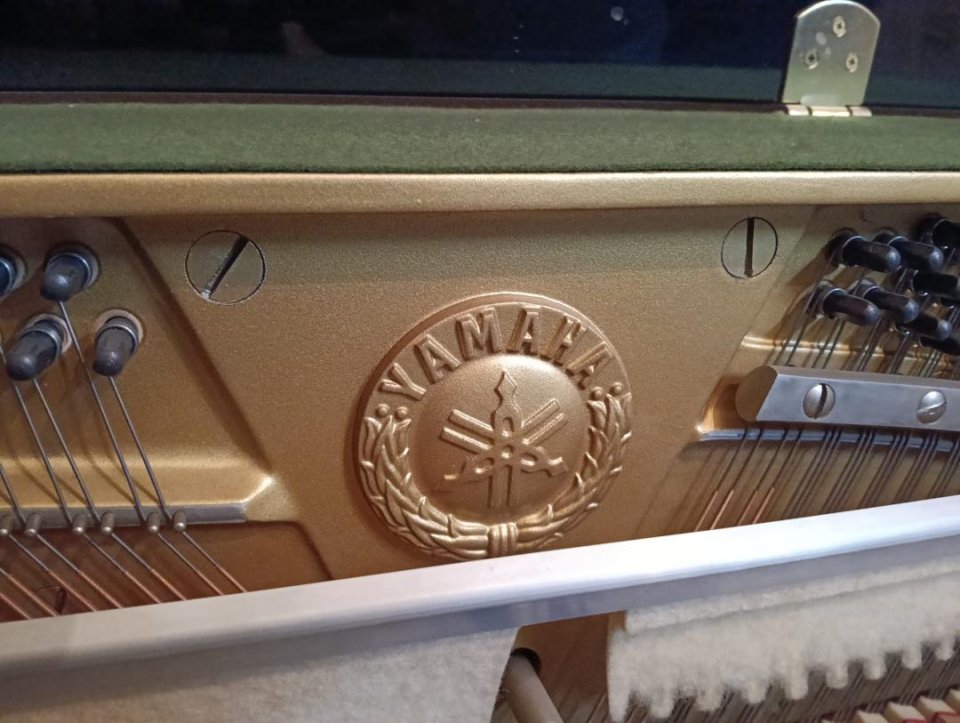 PIANO YAMAHA M1J de PARED