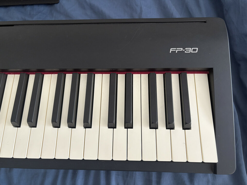 Roland FP30 (piano de escenario)