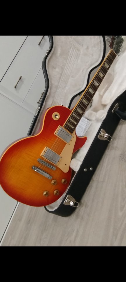 Gibson les paul standard/Gibson sg standard/Ibanez AZ2402 de segunda mano · Foto 1 de 8 · A Coruña · 3500 €