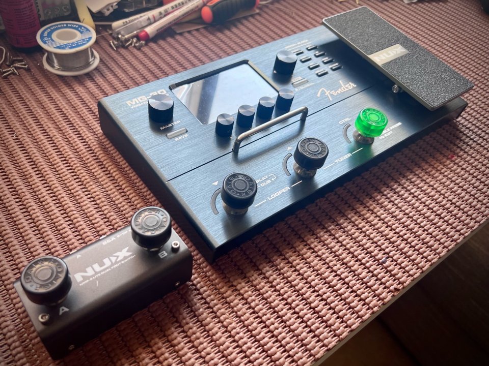 Pedalera NUX MG-30 de segunda mano · Foto 3 de 10 · Badajoz · 200 €