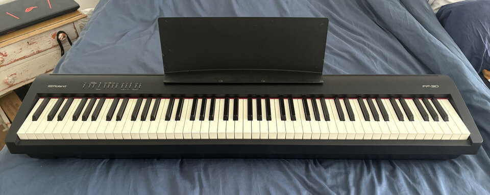 Roland FP30 (piano de escenario)