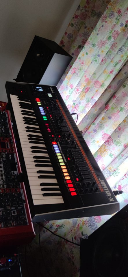 Roland Jupiter X + Extras de segunda mano · Foto 1 de 4 · Guadalajara · 1800 €
