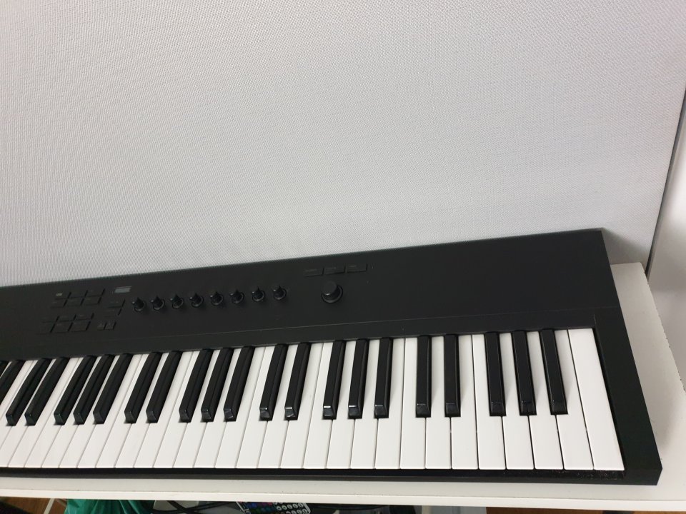 Teclado Komplete A61 de segunda mano · Foto 3 de 7 · Madrid · 98 €
