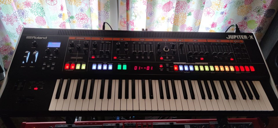 Roland Jupiter X + Extras de segunda mano · Foto 2 de 4 · Guadalajara · 1800 €