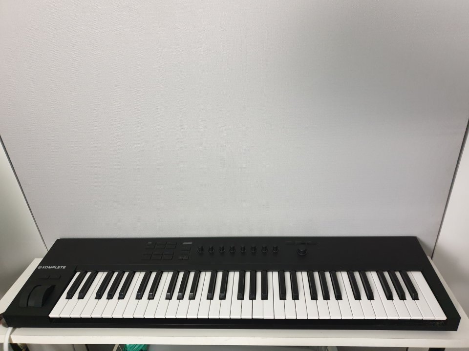 Teclado Komplete A61 de segunda mano · Foto 4 de 7 · Madrid · 98 €