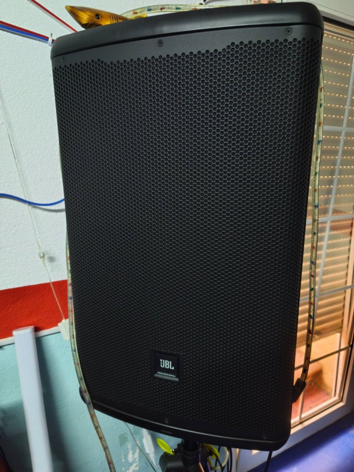 Altavoces JBL EON 715 de segunda mano · Madrid · 950 €