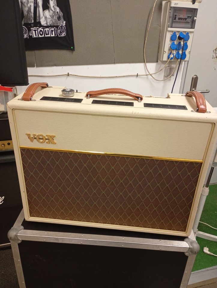 VOX AC30 Heritage HandWired 50th Anniversary Blue Alnico con Flightcase de segunda mano · Foto 1 de 8 · Gipuzkoa · 1200 €