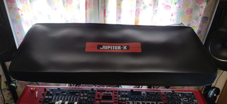 Roland Jupiter X + Extras de segunda mano · Foto 4 de 4 · Guadalajara · 1800 €