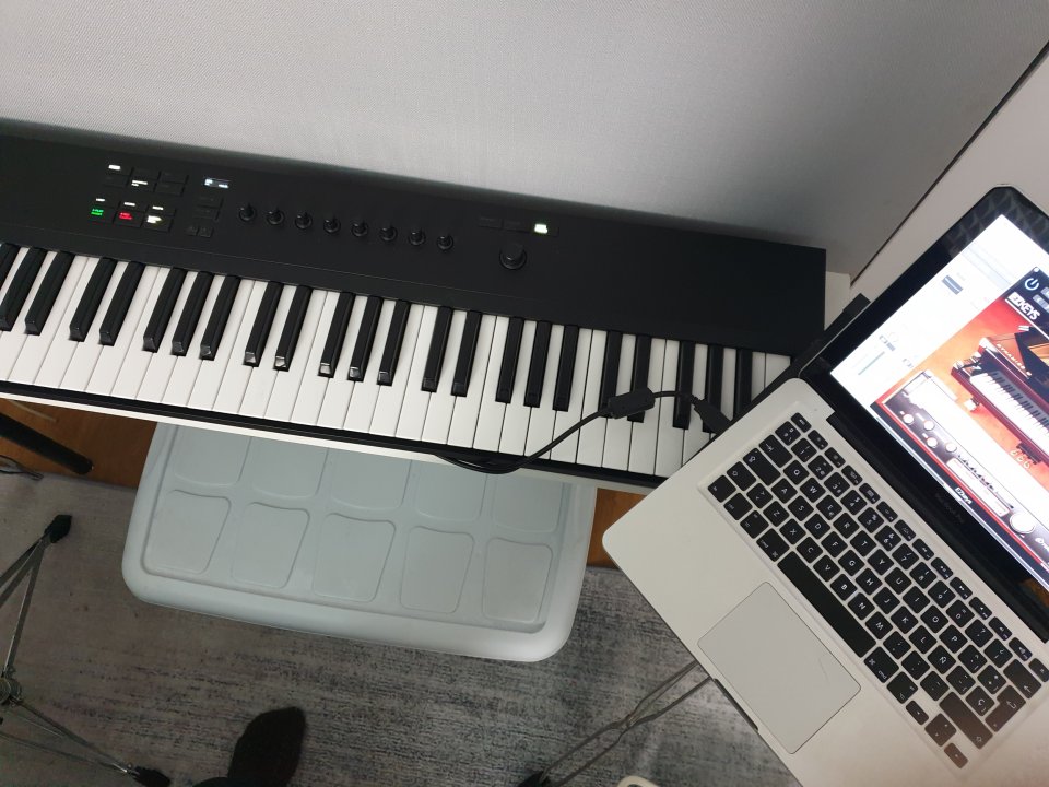 Teclado Komplete A61 de segunda mano · Foto 2 de 7 · Madrid · 98 €