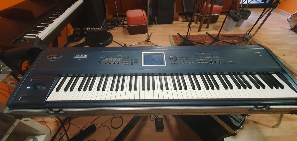 Vendo Korg Triton Extreme 88 con flight case  Black Friday