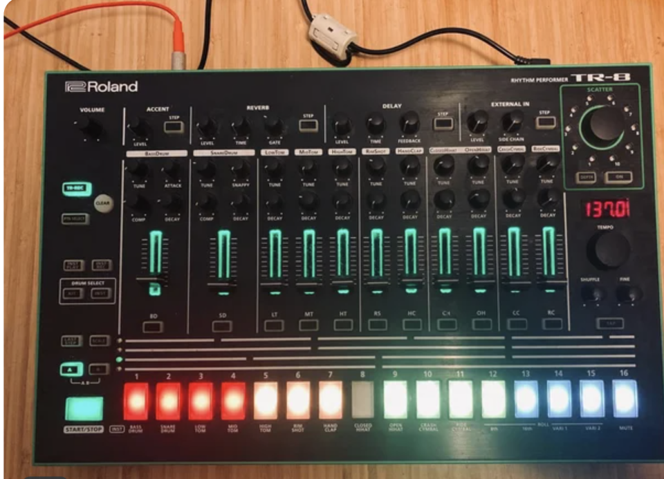 Roland TR-8 (incluye expansión 7x7)