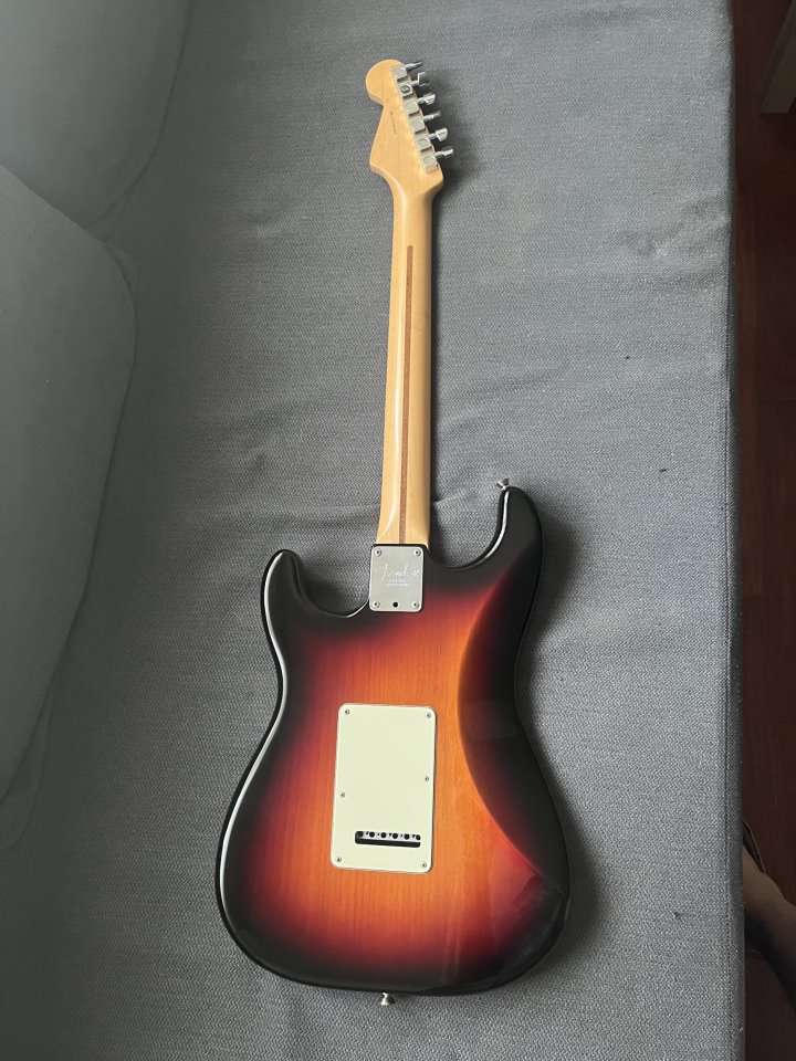 Vendo Fender Stratocaster American Pro de segunda mano · Foto 4 de 10 · Bizkaia · 1300 €