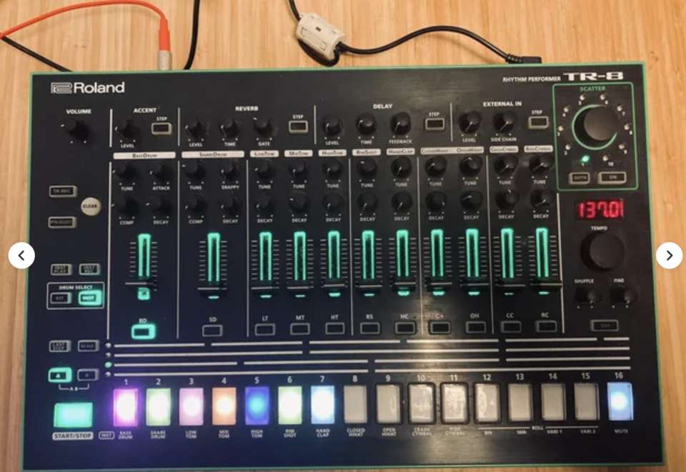 Roland TR-8 (incluye expansión 7x7)