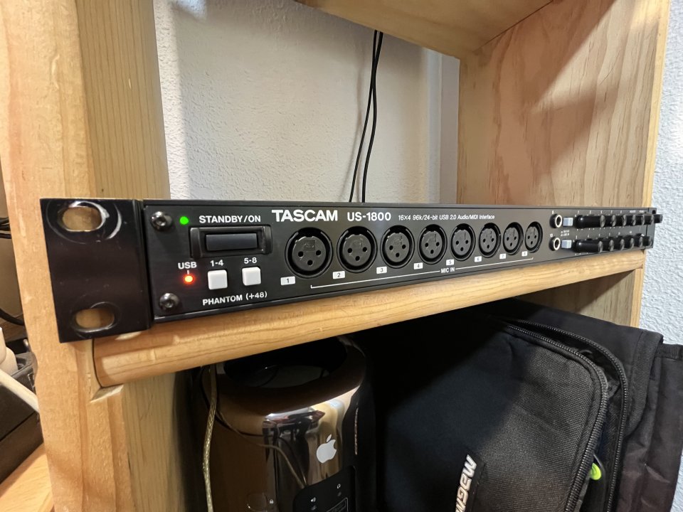 Interfaz de audio TASCAM US-1800