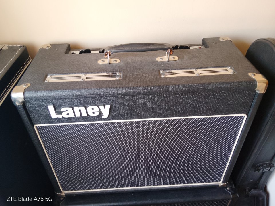 LANEY V30 - 2 x 10 válvular
