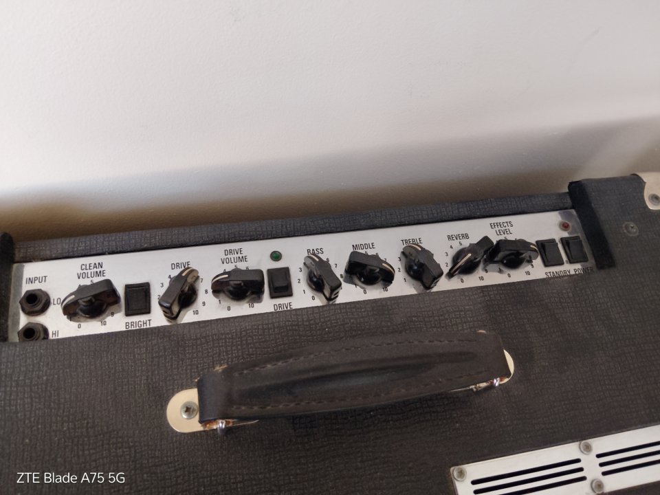 LANEY V30 - 2 x 10 válvular