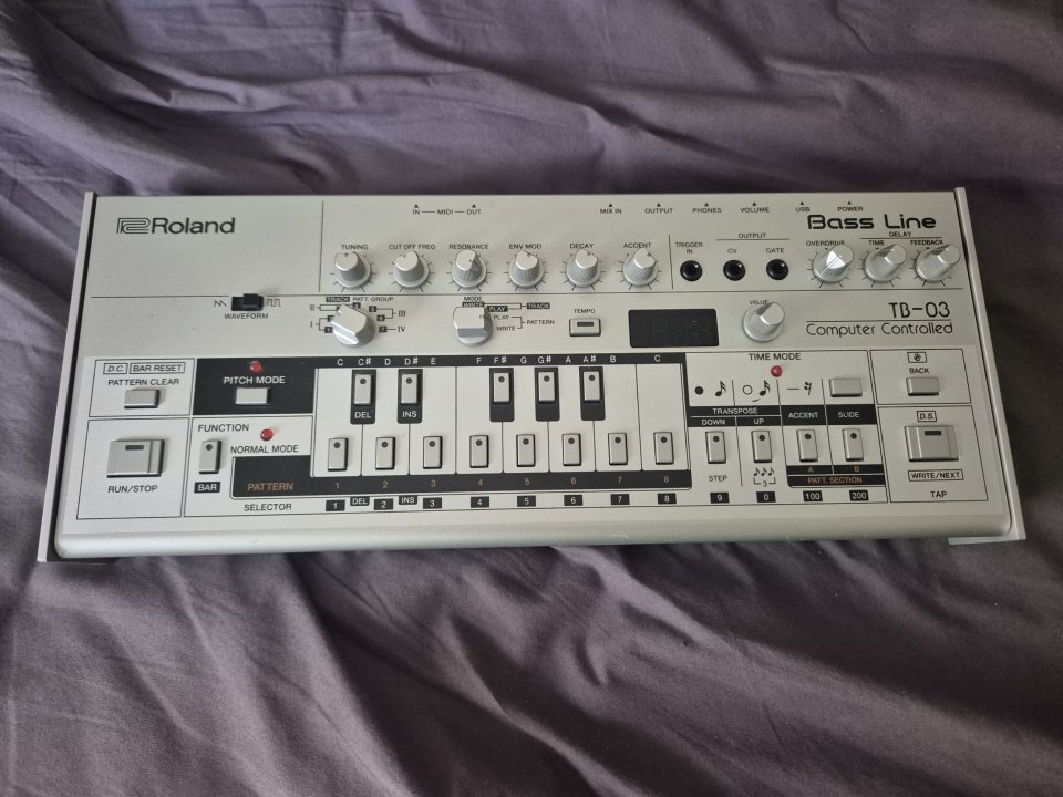 Roland TB-03 de segunda mano · Foto 1 de 3 · Barcelona · 300 €