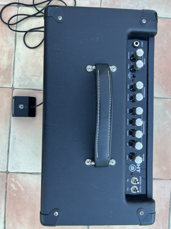 Blackstar HT- 5 R con celestion V30