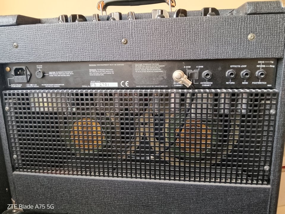 LANEY V30 - 2 x 10 válvular