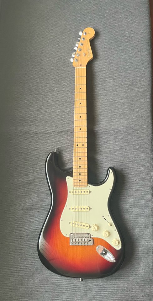 Vendo Fender Stratocaster American Pro de segunda mano · Foto 8 de 10 · Bizkaia · 1300 €