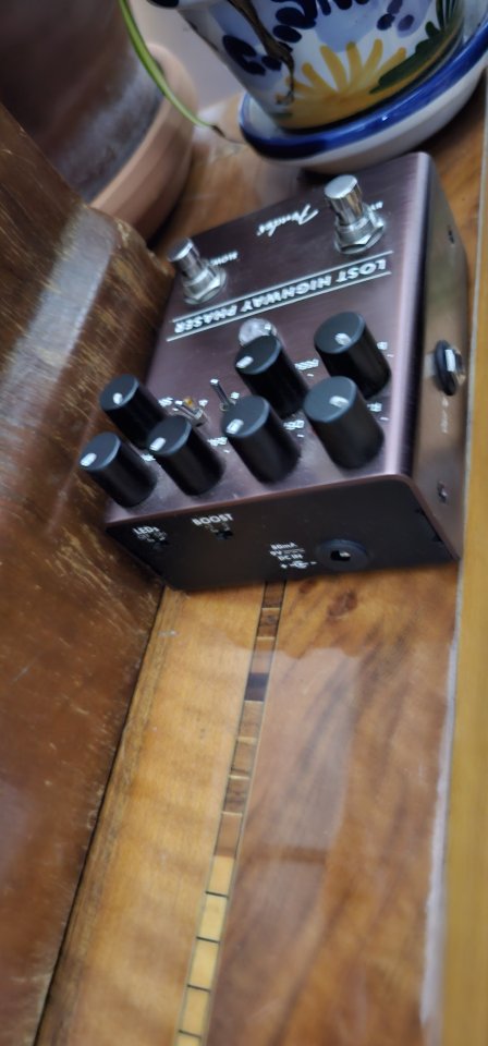 Pedales: Lost Highway phaser Fender y Politune noir