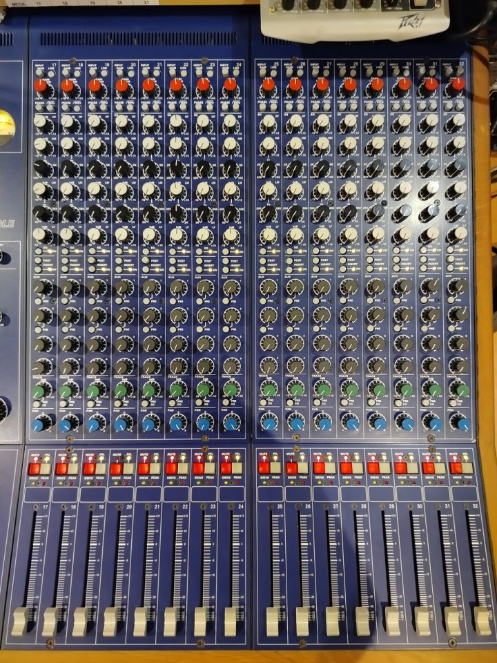 Mesa TL Audio M4 32 canales